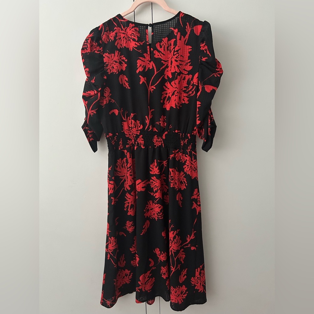 Black and Red Floral Midi Dress with 3/4 Ruched Sleeves - Picture 4 of 6